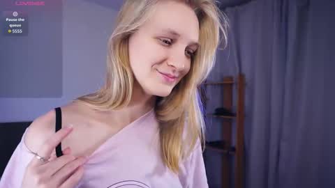 Snapshot of tobicovitt chatting on November 1, 6:04 am Mary online show from November 1, 6:04 am