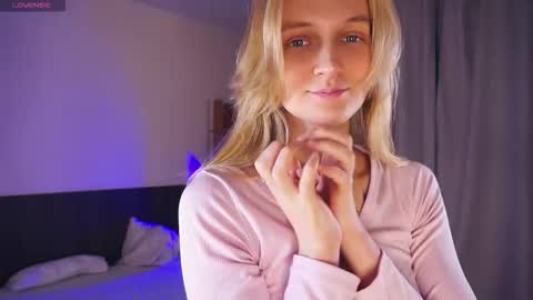 Snapshot of tobicovitt chatting on November 4, 6:01 am Mary online show from November 4, 6:01 am