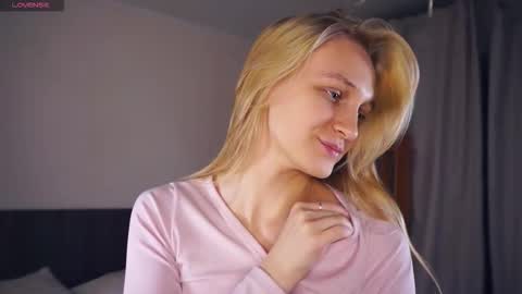 Snapshot of tobicovitt chatting on November 18, 6:40 am Mary online show from November 18, 6:40 am