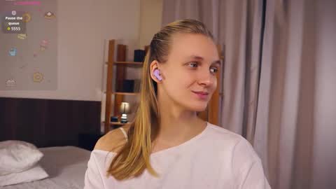 Snapshot of tobicovitt chatting on November 25, 6:35 am Mary online show from November 25, 6:35 am