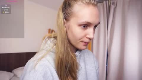 Snapshot of tobicovitt chatting on December 15, 6:39 am Mary online show from December 15, 6:39 am