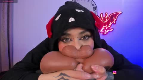   Independent model online show from March 5, 11:45 pm