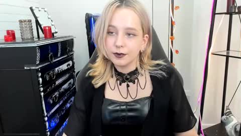 Tolli Moll online show from December 2, 3:25 pm