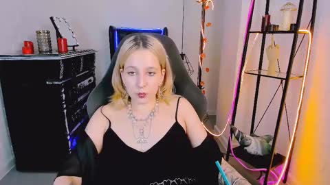 Tolli Moll online show from December 6, 3:22 pm