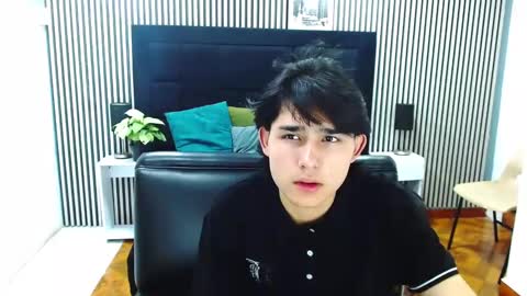 tom_0002 online show from October 18, 9:15 pm