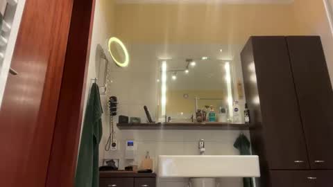 Snapshot of tom__uncut chatting on December 22, 6:10 am Tom online show from December 22, 6:10 am