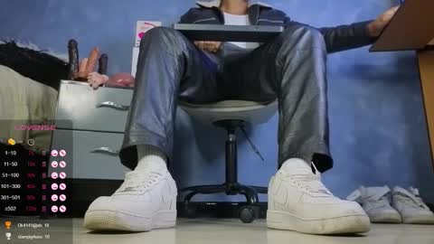 Tom online show from February 24, 2:26 pm