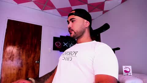 Snapshot of tommy_sccott chatting on December 9, 5:29 am tommy_sccott online show from December 9, 5:29 am