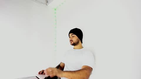 Snapshot of tommy_sccott chatting on September 18, 11:18 pm tommy_sccott online show from September 18, 11:18 pm