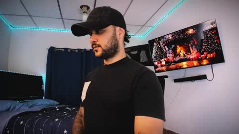 Snapshot of tommy_sccott chatting on December 15, 10:58 pm tommy_sccott online show from December 15, 10:58 pm