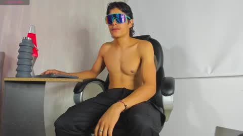 Snapshot of tommyhot7 chatting on June 23, 9:13 pm tommyhot7 online show from June 23, 9:13 pm