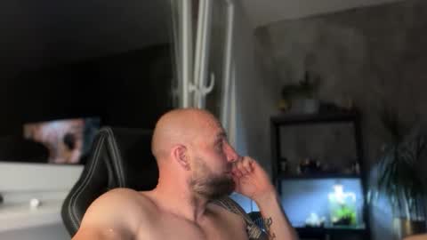 Snapshot of tommyx01 chatting on June 5, 9:20 pm Thomas Fit online show from June 5, 9:20 pm