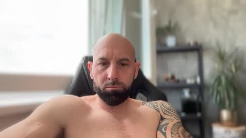 Snapshot of tommyx01 chatting on June 7, 6:39 am Thomas Fit online show from June 7, 6:39 am