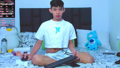 Snapshot of tonny_twink_ chatting on February 23, 4:35 pm Tonny online show from February 23, 4:35 pm