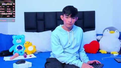 Snapshot of tonny_twink_ chatting on March 8, 7:49 am Tonny online show from March 8, 7:49 am