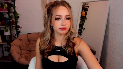 Snapshot of top_twins chatting on February 19, 3:06 am Yara online show from February 19, 3:06 am