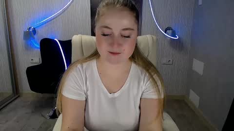 Snapshot of tori_blond chatting on December 2, 12:29 pm tori_blond online show from December 2, 12:29 pm