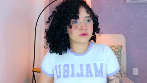 Snapshot of tracielowe_w chatting on December 3, 3:36 am tracielowe_w online show from December 3, 3:36 am