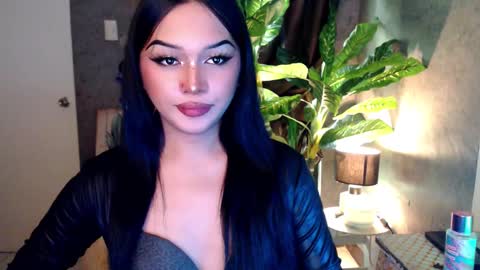 Snapshot of transbadassx chatting on December 11, 3:24 am CLEOPATHRA online show from December 11, 3:24 am