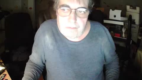 Snapshot of transmtfhello chatting on December 4, 12:09 am Peter online show from December 4, 12:09 am