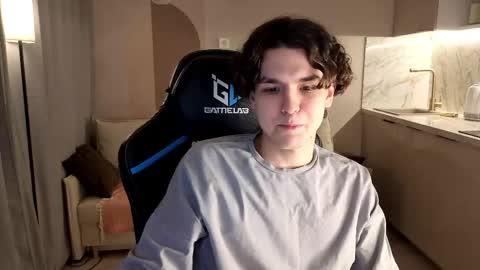 travisrivas online show from May 11, 2:28 am
