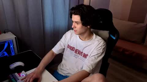 travisrivas online show from May 18, 2:01 pm