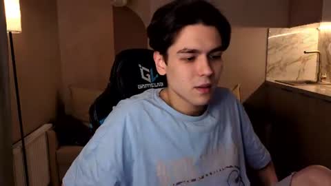 travisrivas online show from June 10, 1:43 pm