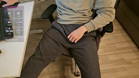 Snapshot of tree1989 chatting on November 8, 8:18 pm tree1989 online show from November 8, 8:18 pm