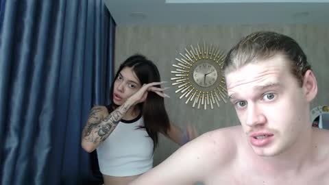 Snapshot of treezyny chatting on December 21, 6:09 am Sarah And Jon online show from December 21, 6:09 am