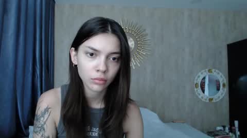 Snapshot of treezyny chatting on December 26, 3:06 am Sarah And Jon online show from December 26, 3:06 am