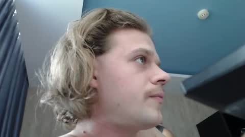 Snapshot of treezyny chatting on December 31, 7:20 am Sarah And Jon online show from December 31, 7:20 am