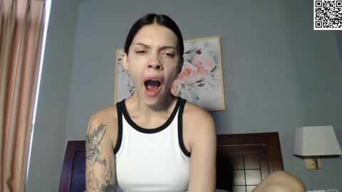 Snapshot of treezyny chatting on February 16, 1:36 am Sarah And Jon online show from February 16, 1:36 am