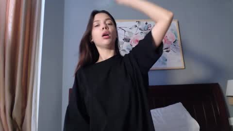 Snapshot of treezyny chatting on March 4, 6:04 am Sarah And Jon online show from March 4, 6:04 am