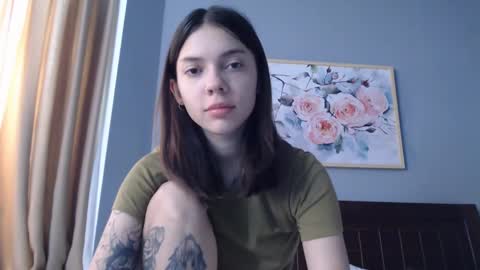 Snapshot of treezyny chatting on March 6, 2:30 am Sarah And Jon online show from March 6, 2:30 am