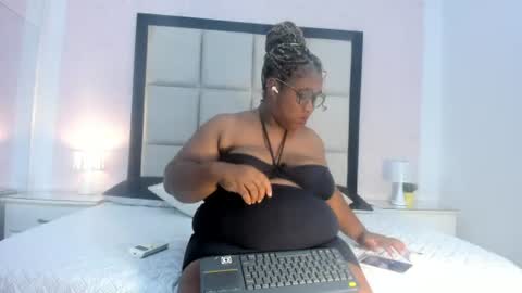 Snapshot of treisyvixen chatting on July 7, 3:20 am Treisy Vixen big ass online show from July 7, 3:20 am