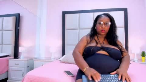 Snapshot of treisyvixen chatting on August 2, 3:05 am Treisy Vixen big ass online show from August 2, 3:05 am