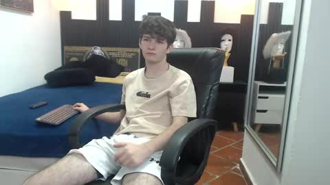 Snapshot of trevor_mob chatting on June 6, 3:06 pm trevor_mob online show from June 6, 3:06 pm