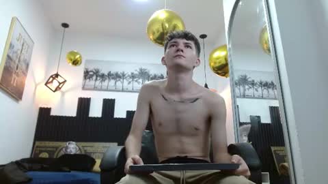 Snapshot of trevor_mob chatting on June 10, 5:01 pm trevor_mob online show from June 10, 5:01 pm