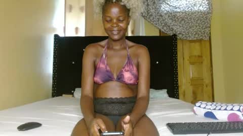 Snapshot of trey_queens chatting on July 7, 11:47 am trey_queens online show from July 7, 11:47 am