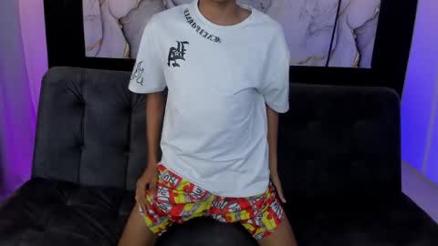 Snapshot of triiangel_latinboy chatting on June 6, 12:21 pm Johan online show from June 6, 12:21 pm