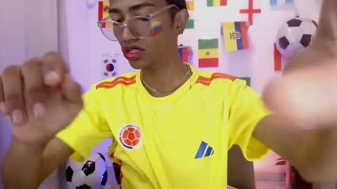 Snapshot of triiangel_latinboy chatting on June 15, 12:29 pm Johan online show from June 15, 12:29 pm