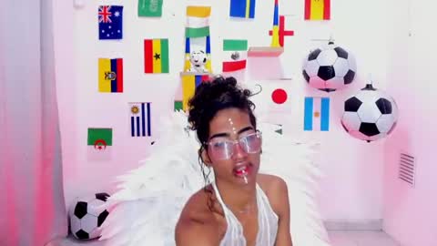 Snapshot of triiangel_latinboy chatting on July 12, 12:51 pm Johan online show from July 12, 12:51 pm