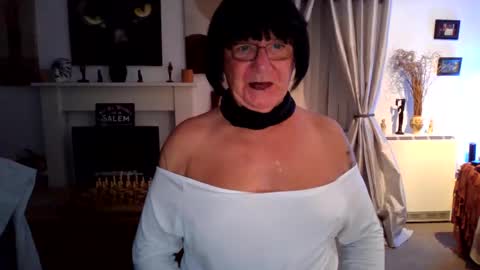 Snapshot of trinity1011 chatting on October 5, 8:18 pm trinity1011 online show from October 5, 8:18 pm