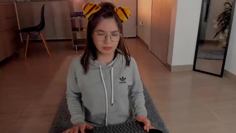 Snapshot of tsukys_spell chatting on December 6, 2:35 am Tsuky online show from December 6, 2:35 am