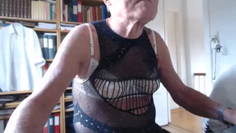 Snapshot of tubaist chatting on December 4, 10:35 am FINN but call me NANNA online show from December 4, 10:35 am