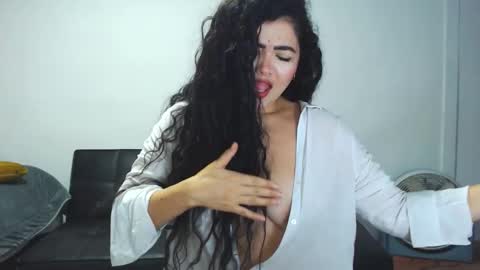Snapshot of tuti_sex chatting on October 28, 1:31 am tuti online show from October 28, 1:31 am