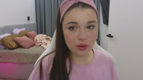 Snapshot of tutti_frutti_ chatting on February 19, 8:52 pm Ariana online show from February 19, 8:52 pm