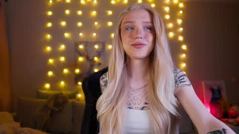 Snapshot of twiinkie_pie chatting on February 1, 5:37 pm Maria 3 online show from February 1, 5:37 pm