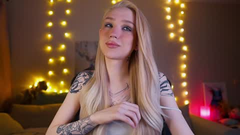 Snapshot of twiinkie_pie chatting on February 4, 4:50 pm Maria 3 online show from February 4, 4:50 pm