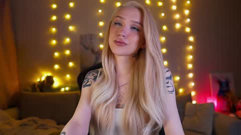 Snapshot of twiinkie_pie chatting on February 6, 4:47 pm Maria 3 online show from February 6, 4:47 pm